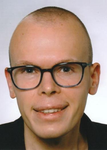 Glatzköpfiger Mann mit Brille