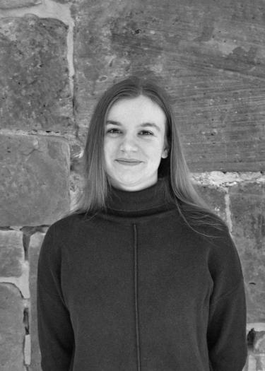 Portrait von Sophie Schollenberger in Schwarz-Weiß