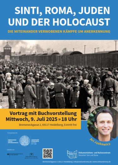 Historische Fotografie, die eine Szene im Vernichtungslager Auschwitz-Birkenau zeigt. Zu sehen sind Häftlinge und Aufseher, im Hintergrund ein Zaun. Umrandet ist das Bild mit blauer Farbe und einem Porträt des Vortragenden.
